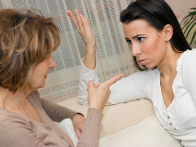 Vprašajte Tino: Kaj narediti, ko mama živi svoje sanje skozi tebe?