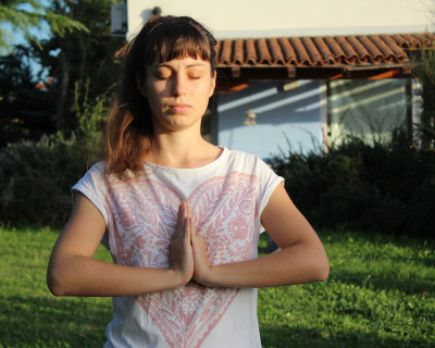 9 jogijskih vaj za spodbujanje zdravja prsi – pomembna preventiva tako za ženske kot moške!