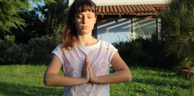 9 jogijskih vaj za spodbujanje zdravja prsi – pomembna preventiva tako za ženske kot moške!