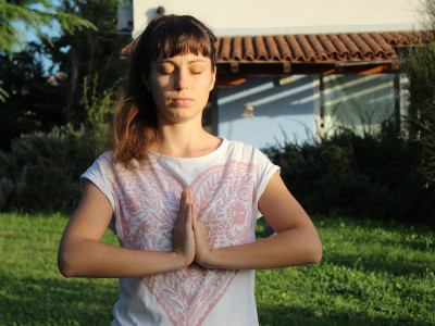 9 jogijskih vaj za spodbujanje zdravja prsi – pomembna preventiva tako za ženske kot moške!