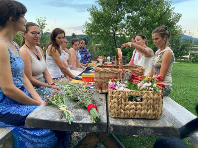 Grške boginje v luči prijateljstva, zdravilstva in umetnosti 