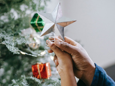 Tako kot nas nihče ne more narediti srečne, tako nam nihče ne more odvzeti osamljenosti.