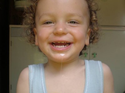 Usta do ušes, iskrive oči in nedolžno srce