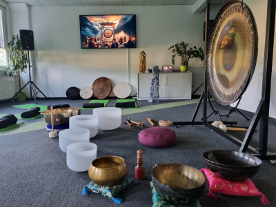 Zvočna meditacija z gongi in tibetanskimi posodami
