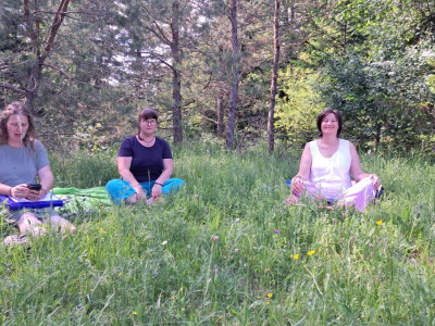 Poletni meditacijski umik v objemu narave
