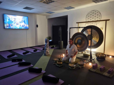 Zvočna meditacija z gongi in tibetanskimi posodami