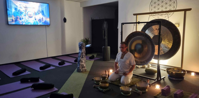 Zvočna aktivacija z gongi in tibetanskimi posodami