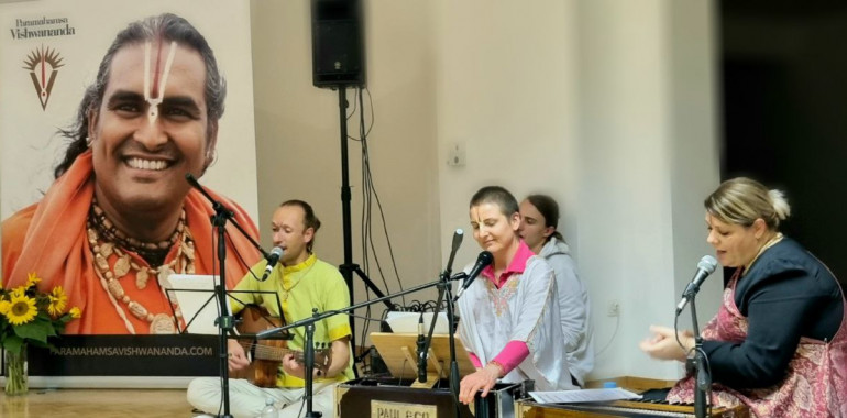 Kirtan val sreče 