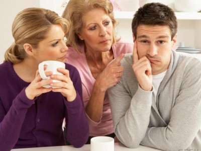  Moški razpet med mamo in partnerko