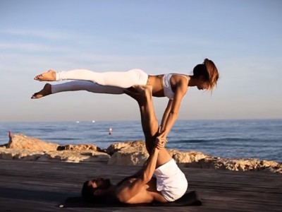 Akrojoga pomaga graditi odnos med partnerjema