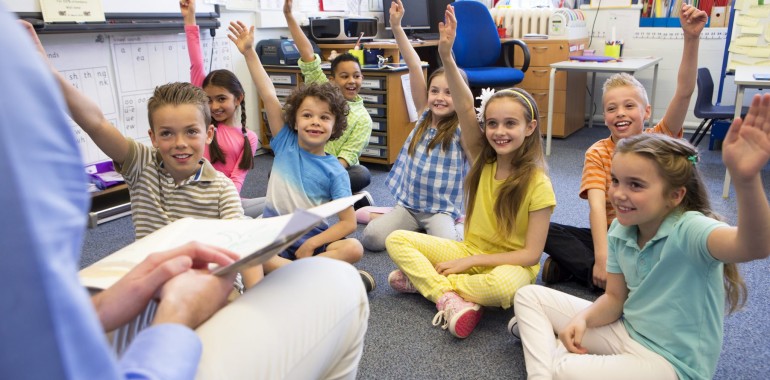 Otroci, ki entuziastično poslušajo in aktivno sodelujejo?