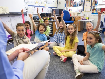 Otroci, ki entuziastično poslušajo in aktivno sodelujejo?