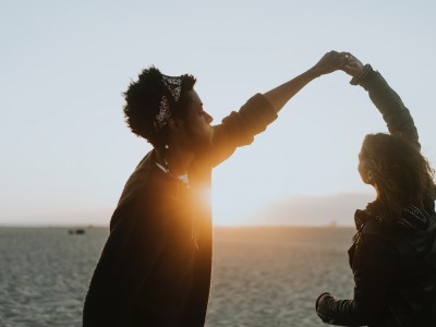 Kaj se dogaja na energijskem nivoju, ko plešemo z nekom – na plesišču ali skozi življenje?