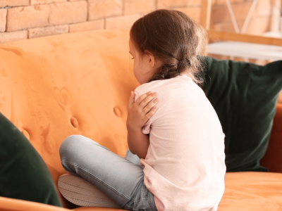 Kako otroku pomagati premagovati stisko, ki je nastala kot posledica (so)udeležbe v prometni nesreči?