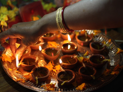 VIDEO: Diwali, praznik luči – prižgi SVETLOBO v sebi!