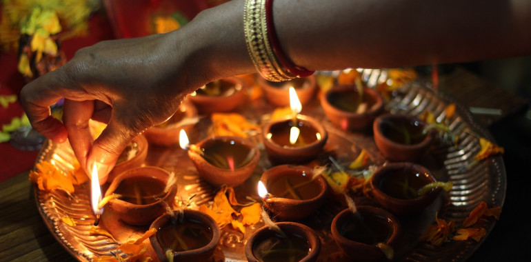 Diwali, praznik luči – prižgi SVETLOBO v sebi!