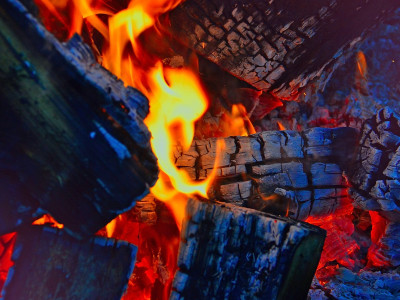Hoja po žerjavici: preizkus ognja in notranje preobrazbe