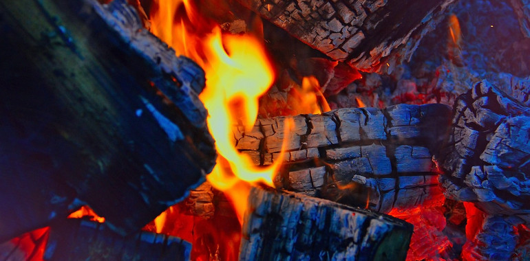 Hoja po žerjavici: preizkus ognja in notranje preobrazbe