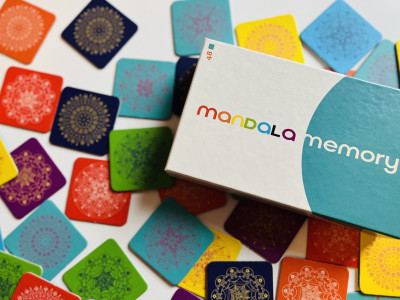 IGRA KI ZDRUŽUJE URJENJE SPOMINA IN MEDITACIJO