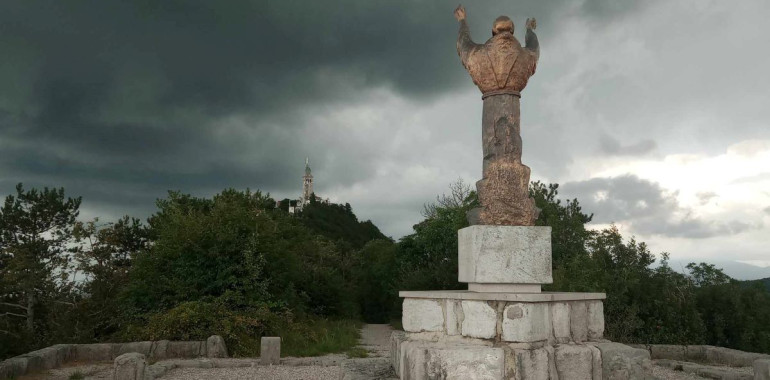 Most med svetovi - čaščenje svojih korenin in stik z umrlimi