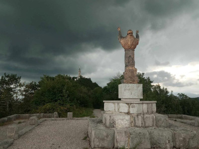 Most med svetovi - čaščenje svojih korenin in stik z umrlimi