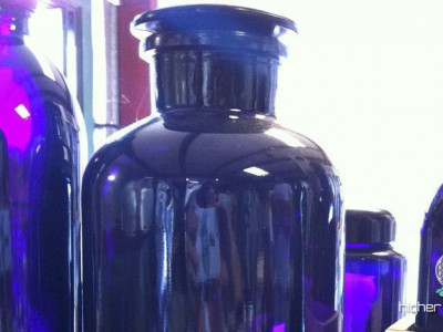 Kaj je MIRON vijolično steklo?