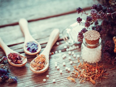 Bachove cvetne esence in homeopatija - kakšna je razlika?