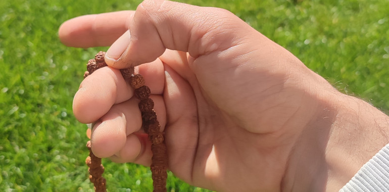 Mantranje in meditacija z Japo Mala Rudrakša meditacijsko ogrlico