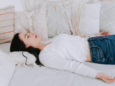 Slovenci smo kronično neprespani: kako joga nidra pomaga pri spanju? 