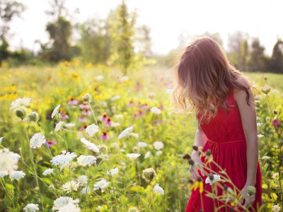 Junij: dinamičen ples med materialnim in duhovnim svetom