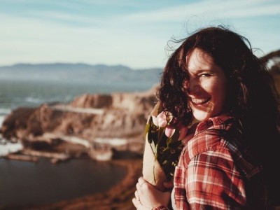 Kdo si, da me moraš osrečiti?