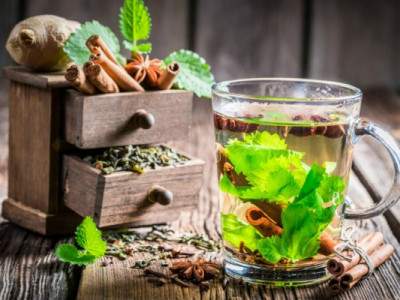 Kristalni eliksirni napitek – top poletni napitek za energijo