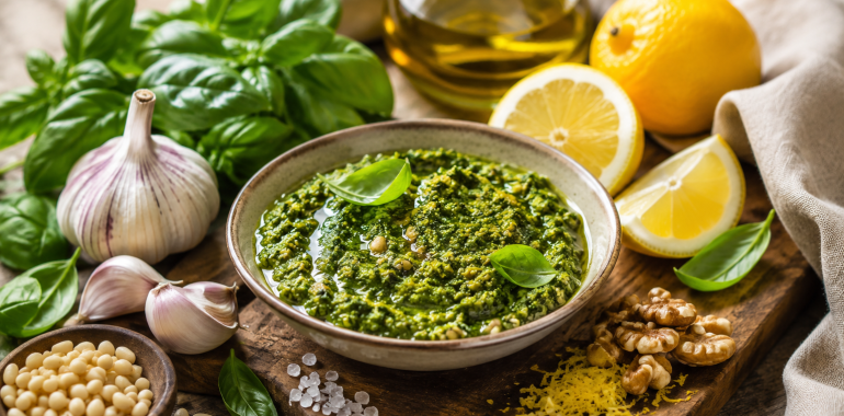 Veganski limonin pesto: svež, aromatičen namaz, ki ga boste želeli pripravljati vse poletje
