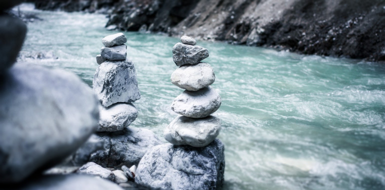 Sprehod skozi življenje in meditacija z bobnom ob reki na predvečer prebojev