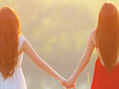 Zaščiti lase pred soncem in soljo ter jih razvajaj s temi domačimi pripravki!