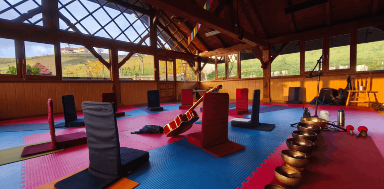 Iz starega v novo leto z jogo, meditacijo in mantrami 