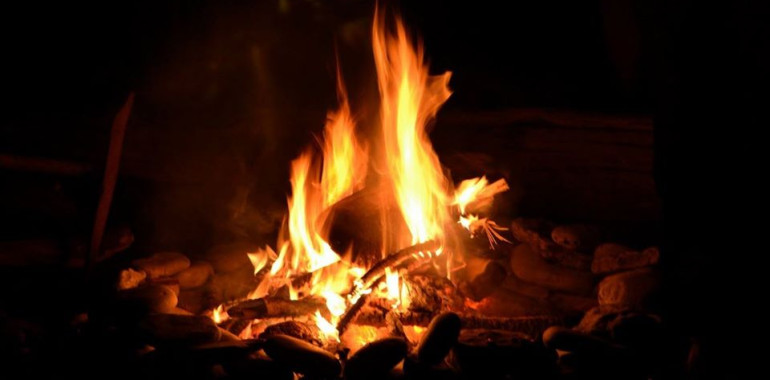 Ognjeni obred v naravi na POLETNI SOLSTICIJ