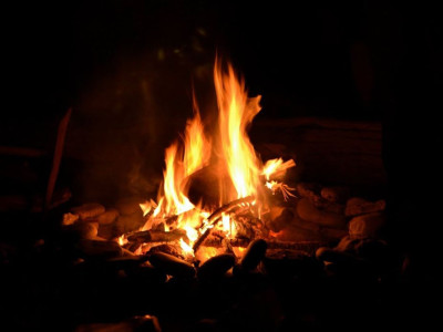 Ognjeni obred v naravi na POLETNI SOLSTICIJ