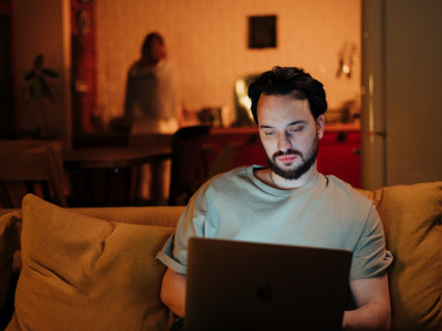 Zgodba: Pridna punčka in mamin sinček!