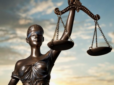 Smo ženske sodnice, ki odločamo, ali nam drugi dajejo ljubezen ali ne?