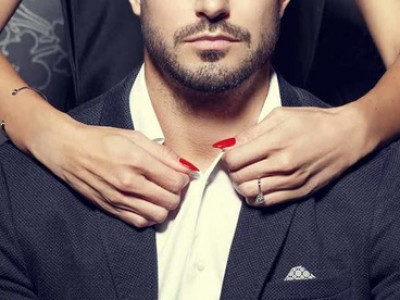 »Svet je poln fantov … Bodi moški.« 