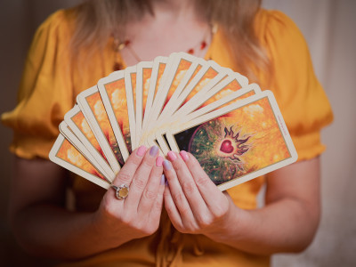 Večer s kartami: tarot, angelske in orakeljske karte 