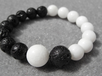 Vesolje vedno teži k ravnovesju