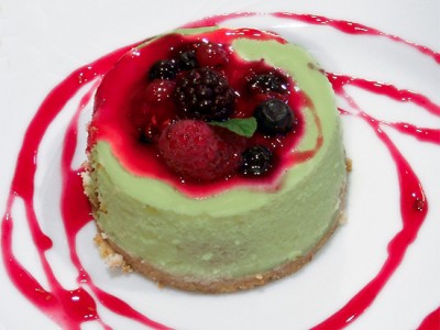 Avokadova tortica z limeto na mandljevi posteljici