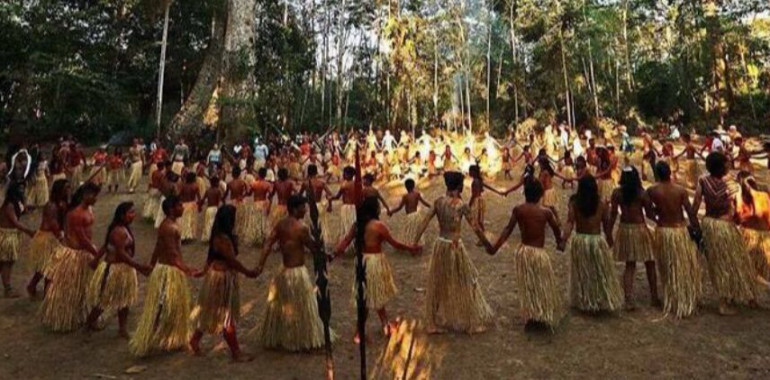 Krog svetih amazonskih pesmi s predstavniki plemena YAWANAWA