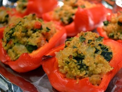 Polnjene rdeče paprike s kvinojo