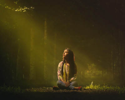 Uravnaj živčni sistem: 3 koraki, s katerimi lahko pomagaš telesu, da se bo končno sprostilo in počutilo varno