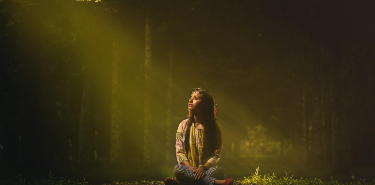 Uravnaj živčni sistem: 3 koraki, s katerimi lahko pomagaš telesu, da se bo končno sprostilo in počutilo varno