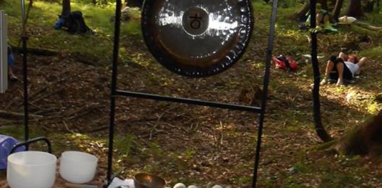 Zvočna gong kopel v Kočevskem rogu