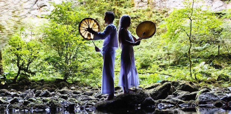 Zvočna kopel s petjem v svetlobnem jeziku srca